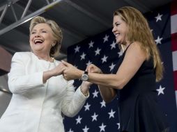 Hillary Clinton ha seguido buscando el apoyo de los latinos. Ayer compartió el escenario con la ex Miss Universo Alicia Machado. AP / A. Harnik