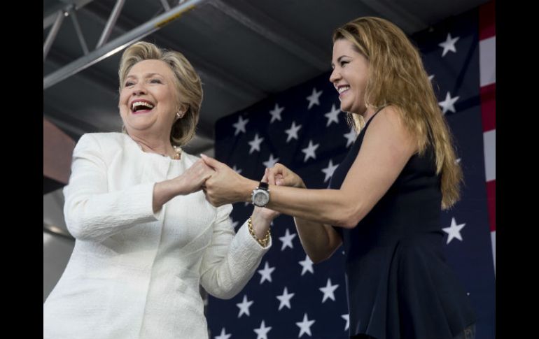 Hillary Clinton ha seguido buscando el apoyo de los latinos. Ayer compartió el escenario con la ex Miss Universo Alicia Machado. AP / A. Harnik