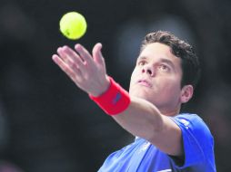 Milos Raonic (foto) saca la bola ante el español Pablo Carreño durante su juego de segunda ronda del torneo Masters de París. EFE /