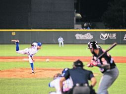 El pitcher abridor de los Charros de Jalisco, Bruce Kern, realiza un lanzamiento durante el juego de ayer ante los Naranjeros. EL INFORMADOR / P. Franco