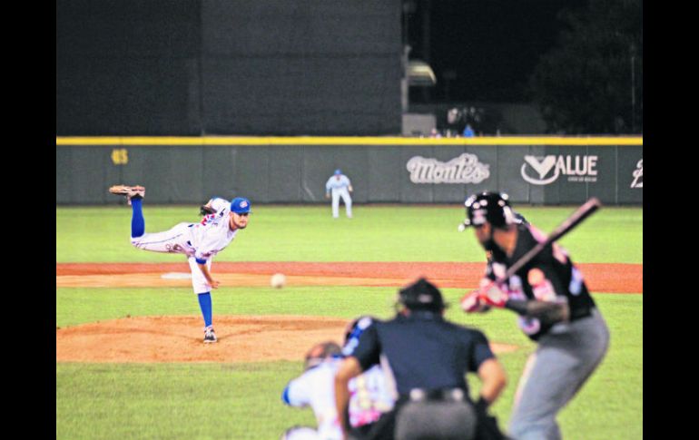 El pitcher abridor de los Charros de Jalisco, Bruce Kern, realiza un lanzamiento durante el juego de ayer ante los Naranjeros. EL INFORMADOR / P. Franco