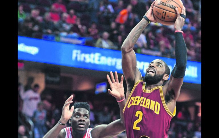 El base Kyrie Irving (#2) anotó 32 puntos, su mejor cifra de la temporada, durante el juego de ayer contra los Rockets de Houston. AP /