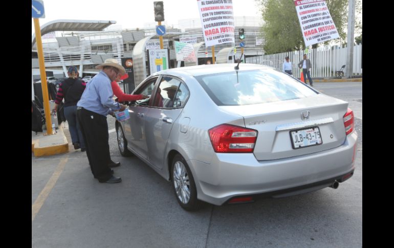 Cerca de 30 personas se han desplegado en el estacionamiento para pedir una cuota voluntaria de cinco a 30 pesos. EL INFORMADOR / G. Gallo