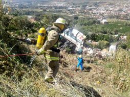 En coordinación con Protección Civil, Bomberos de Atotonilco y Ocotlán realizaron las maniobras para rescatar la mercancia. TWITTER / @PCJalisco