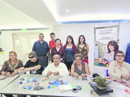 Talento. Alejandro Aceves junto a sus alumnos durante el curso de joyería. EL INFORMADOR / G. Gallo