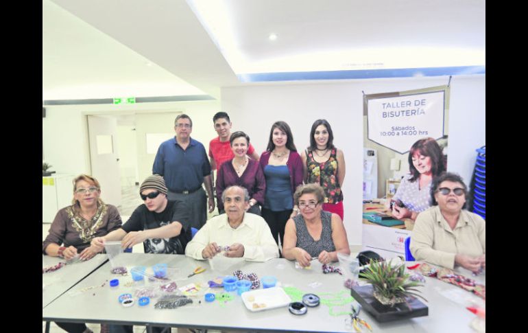 Talento. Alejandro Aceves junto a sus alumnos durante el curso de joyería. EL INFORMADOR / G. Gallo