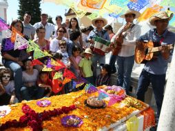 Con adornos en las tumbas y acompañamiento musical los tapatíos recordaron a quienes ya no están. EL INFORMADOR / R. Tamayo