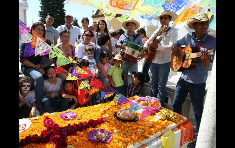 Con adornos en las tumbas y acompañamiento musical los tapatíos recordaron a quienes ya no están. EL INFORMADOR / R. Tamayo