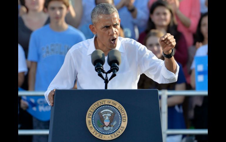 EU no puede elegir a un presidente 'que propone torturar' o 'darle los códigos nucleares a alguien tan imprevisible', afirmó Obama. AFP / S. Davis