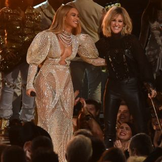 Beyoncé actúa por sorpresa en premios 'country' en EU