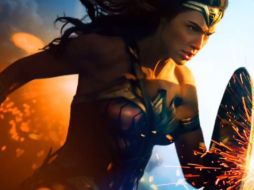 En el avance podemos observar a la princesa 'Diana' bloquear balas con sus brazaletes. TWITTER / @WonderWomanFilm