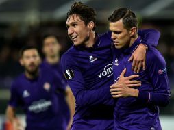 El mediocampista Illicic (D), de la Fiorentina, celebra después de anotar un penal durante el partido. AFP / A. Pizzoli