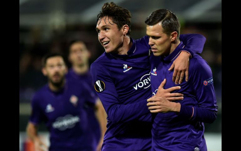 El mediocampista Illicic (D), de la Fiorentina, celebra después de anotar un penal durante el partido. AFP / A. Pizzoli