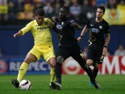 El mexicano dos Santos (I) disputa un balón con Ndiaye (D), del Osmanlispor. AFP / J. Jordan