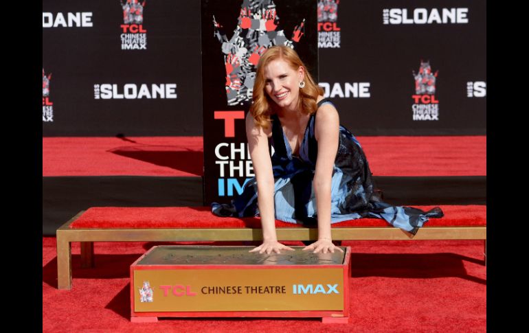 Jessica Chastain sumergió sus manos y pies en cemento en la calzada del afamado Teatro Chino. AFP / M. Winkelmeyer