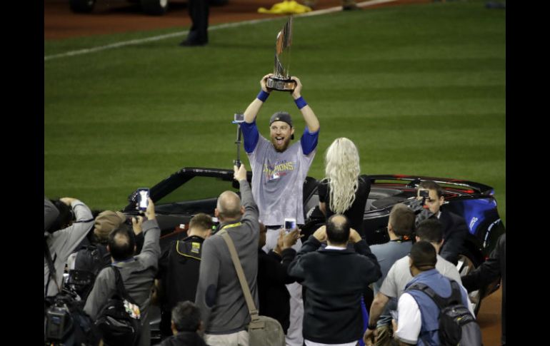 Ben Zobrist, galardonado como MVP con un Chevrolet Camaro SS convertible, edición 50 Aniversario. AP / G. Puskar