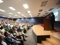 El autor, en el estrado, durante la presentación de su libro. EL INFORMADOR / G. Gallo