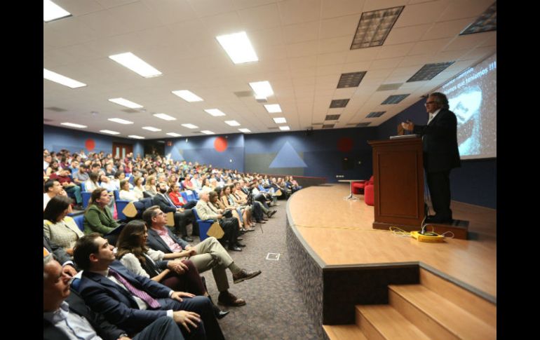 El autor, en el estrado, durante la presentación de su libro. EL INFORMADOR / G. Gallo