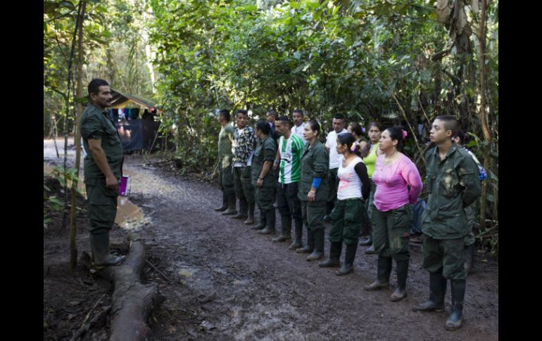 Las FARC deben definir si aceptan los cambios propuestos para un nuevo tratado que se negocia en Cuba. AP / ARCHIVO