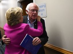 ¿Abrazo Forzado?. Hillary Clinton y su ex rival de partido, Bernie Sanders, en Raleigh, Carolina del Norte. AFP / J. Samad