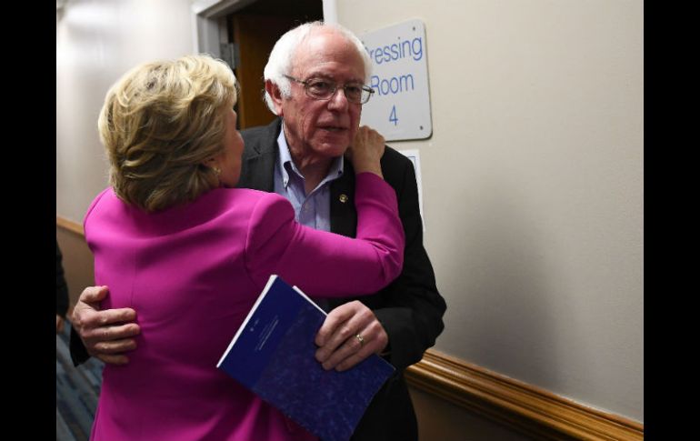 ¿Abrazo Forzado?. Hillary Clinton y su ex rival de partido, Bernie Sanders, en Raleigh, Carolina del Norte. AFP / J. Samad