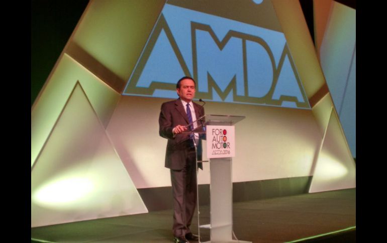 El secretario de Economía, Ildefonso Guajardo, durante su presentación en el Foro Automotor AMDA 2016. TWITTER / @ildefonsogv