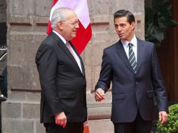 Enrique Peña Nieto da la bienvenida en una ceremonia oficial en Palacio Nacional a su homólogo de la Confederación Suiza. EFE / A. Cruz