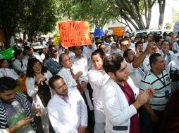 Los trabajadores siguen trabajando bajo protesta por la falta de pagos puntuales del Seguro Popular al Hospital Civil. EL INFORMADOR / ARCHIVO