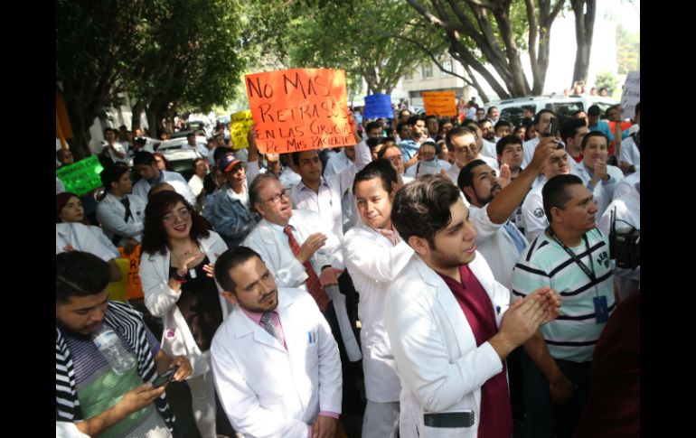 Los trabajadores siguen trabajando bajo protesta por la falta de pagos puntuales del Seguro Popular al Hospital Civil. EL INFORMADOR / ARCHIVO