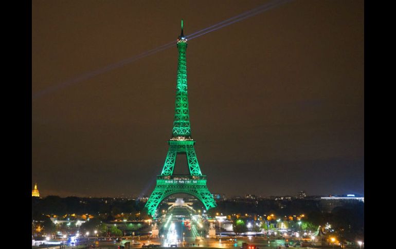 La torre fue iluminada de color verde debido a la entrada en vigor del Tratado. NTX / D. Del rio