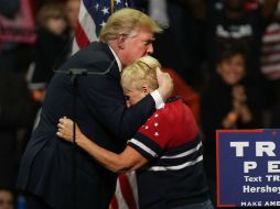 Donald Trump reconforta a una simpatizante durante un mitin en Hershey, Pensilvania. AFP / S. Platt