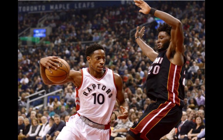 DeMar DeRozan anotó 34 puntos en la victoria de los Raptors de Toronto ante el Heat de Miami. AP / J. Blacker