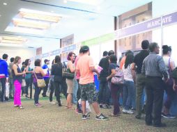 Cientos de atletas fueron por sus camisetas y números en la Cámara de Comercio de Guadalajara para participar mañana. ESPECIAL / Comude Guadalajara