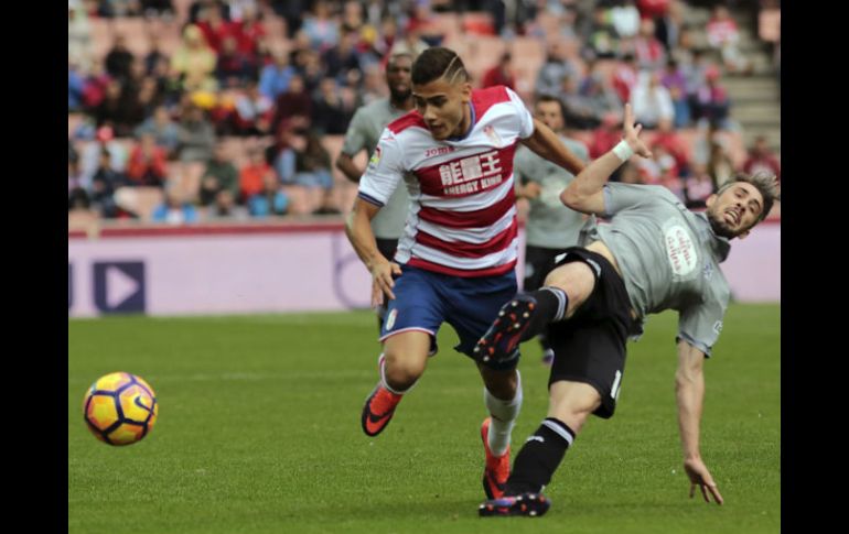 Pereira (I), del Granada, forcejea con Correia (D), de La Coruña. EFE / P. Torres