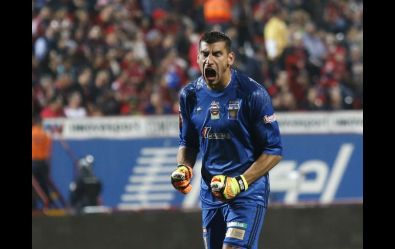 El portero felino Nahuel Guzmán no se midió al provocar a la tribuna local. NTX / E. Castro