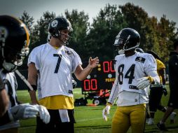 Roethlisberger (I) durante un entrenamiento. TWITTER / @steelers