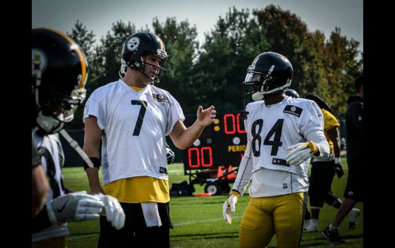 Roethlisberger (I) durante un entrenamiento. TWITTER / @steelers