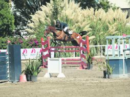 Triunfador. Leopoldo Salles y “Qat Kid” durante su recorrido de ayer en el Guadalajara Country Club. EL INFORMADOR / F. Atilano