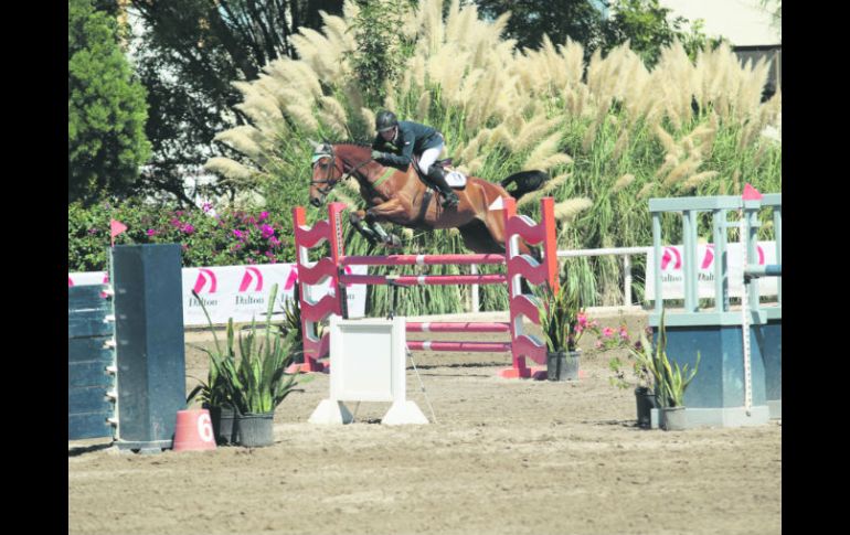 Triunfador. Leopoldo Salles y “Qat Kid” durante su recorrido de ayer en el Guadalajara Country Club. EL INFORMADOR / F. Atilano