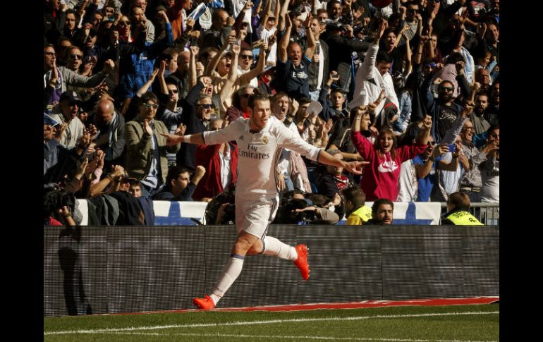 Bale celebra sus cuarto y quinto goles ligueros marcando a los 38 y 45 minutos respectivamente. AP / D. Ochoa