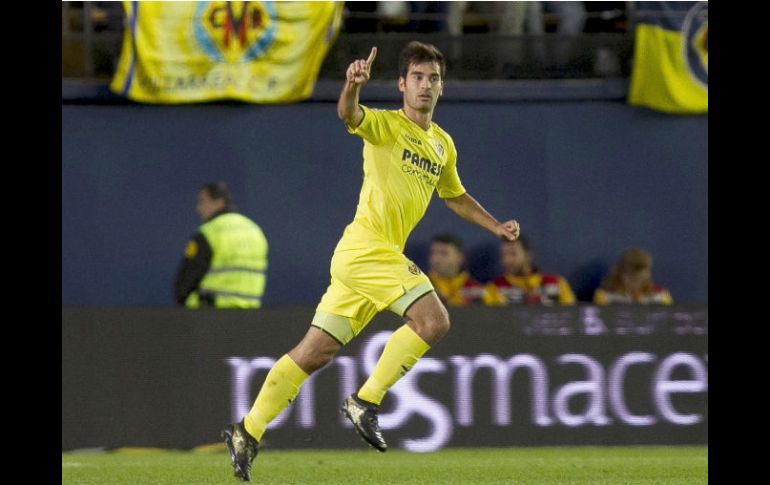 Trigueros, del Villareal, celebra el primer gol de la noche. EFE / D. Castelló