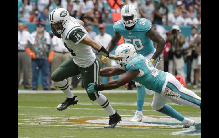 Fitzpatrick (I), quarterback de Nueva York, escapa de una tacleada de Jenkins, de Miami. AP / L. Sladky