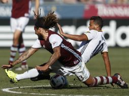 Dos Santos se barre durante el partido que Galaxy y Colorado empataron en tiempo reglamentario. AP / D. Zalubowski