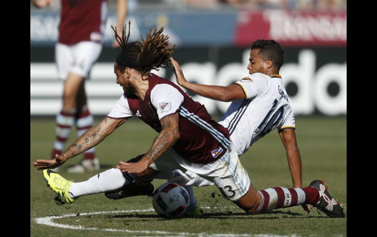 Dos Santos se barre durante el partido que Galaxy y Colorado empataron en tiempo reglamentario. AP / D. Zalubowski