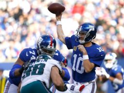 Eli Manning prepara un pase durante el partido. AFP / J. Zelevansky