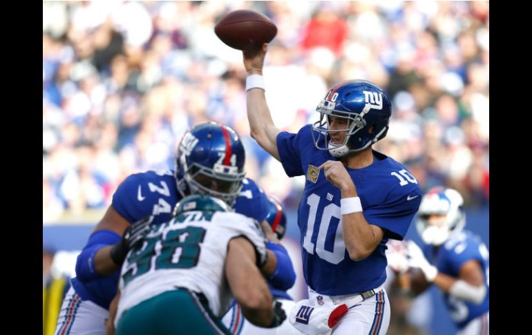 Eli Manning prepara un pase durante el partido. AFP / J. Zelevansky