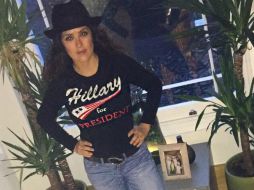 Salma Hayek publicó una imagen en donde aparece con una playera que se lee 'Hillary for president'. INSTAGRAM / salmahayek