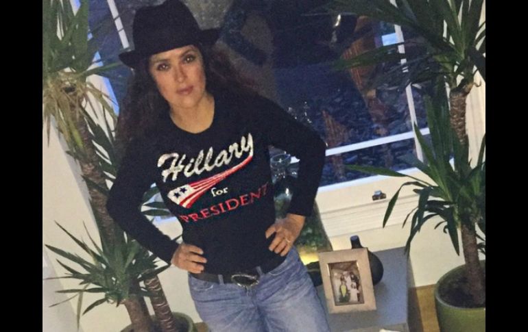 Salma Hayek publicó una imagen en donde aparece con una playera que se lee 'Hillary for president'. INSTAGRAM / salmahayek