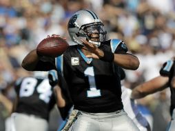 Cam Newton, mariscal de campo de las Panteras, prepara un pase durante el partido. AP / J. Hong