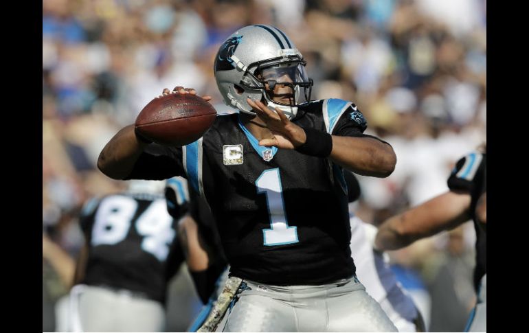 Cam Newton, mariscal de campo de las Panteras, prepara un pase durante el partido. AP / J. Hong